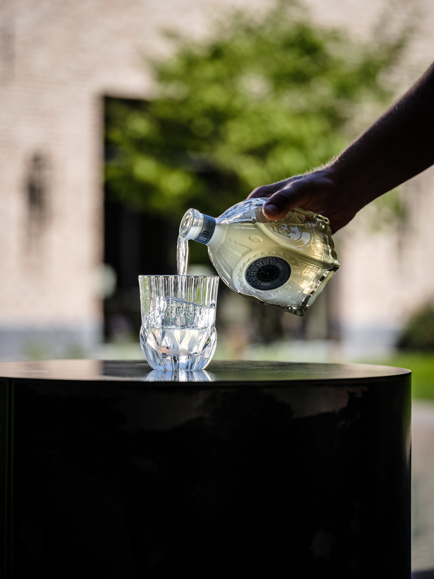 Een glas wordt ingeschonken met Pastis van MM Antverpia