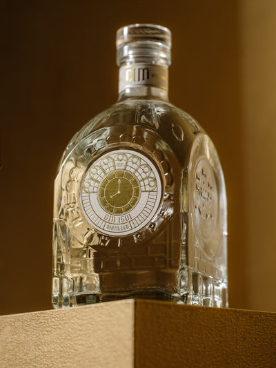 Close up van de Antwerpse Gin MM Antverpia