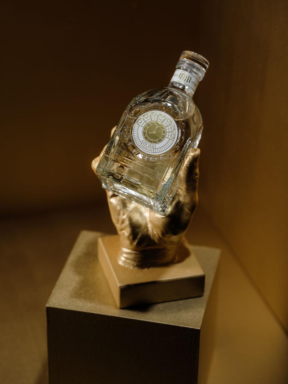 Tentoonstelling van Antverpia Gin gouden details